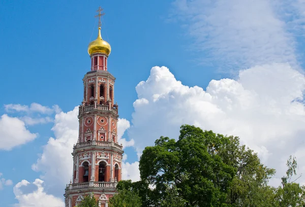 Цегляна дзвіниця серед дерев — стокове фото