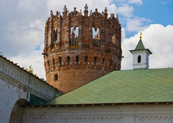 Torre de tijolo velho na propriedade — Fotografia de Stock