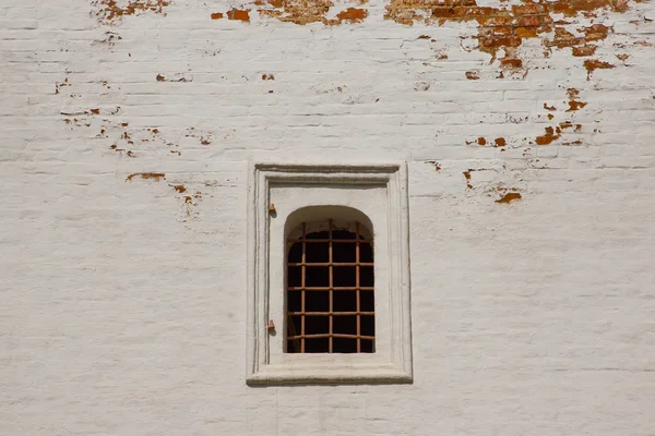 Ventana con barras de hierro en la pared de ladrillo — Foto de Stock