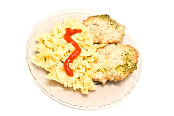Leckere Pasta mit Fleisch und Ketchup auf weißem — Stockfoto