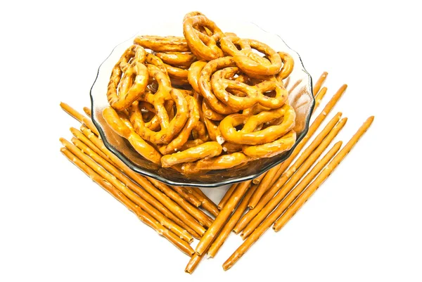 Vários pretzels salgados saborosos e breadsticks no branco — Fotografia de Stock