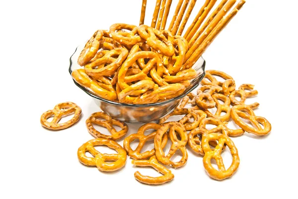 Breadsticks och pretzels på en tallrik — Stockfoto
