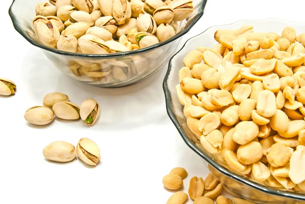 Dos platos con nueces deliciosas — Foto de Stock