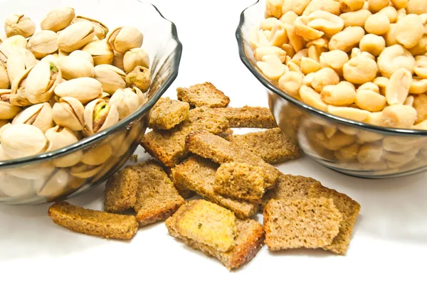 Twee platen met noten en crackers — Stockfoto