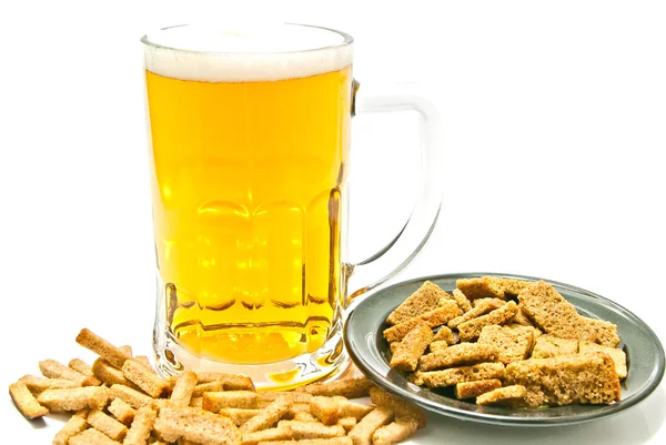 Brambůrky a sklenici piva na bílém pozadí — Stock fotografie