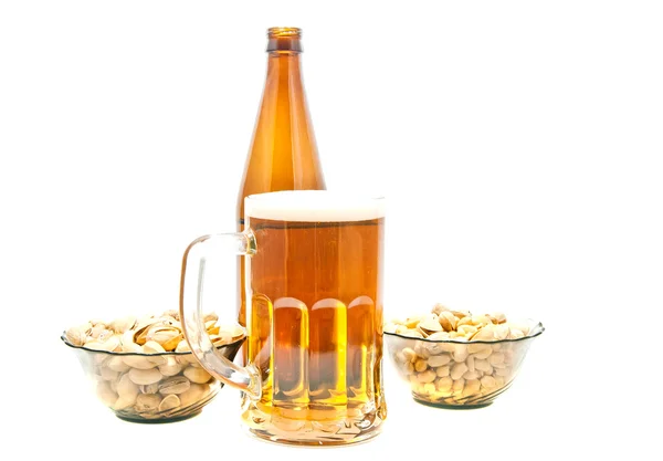 Pistaschmandlar, jordnötter och lättöl — Stockfoto