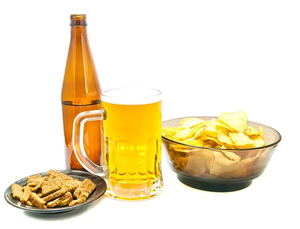 Verschiedene Snacks und Bier in Nahaufnahme — Stockfoto