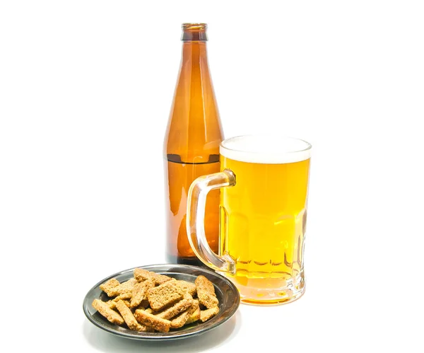 Crackers and bottle of beer closeup — Stock Photo, Image