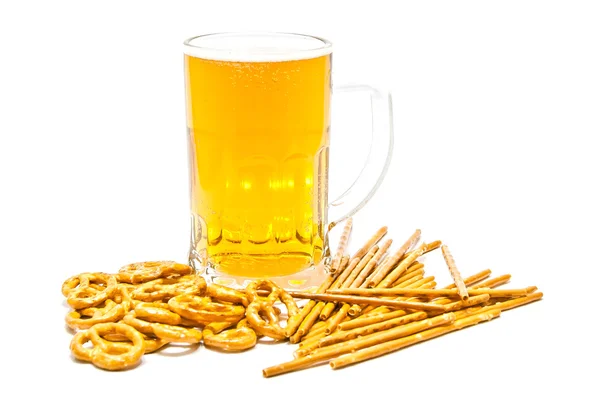 Välsmakande pretzels, breadsticks och öl närbild — Stockfoto