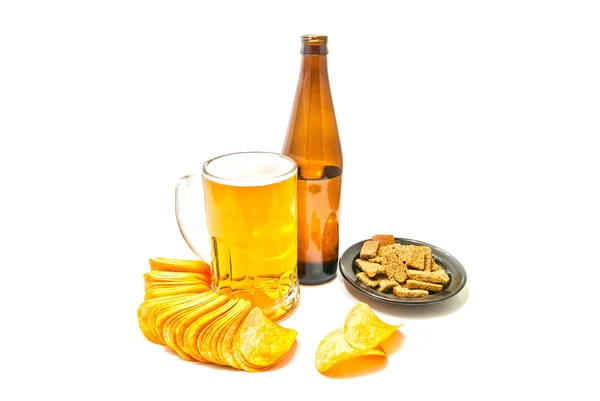 Пиво, чипсы и ржаные крекеры — стоковое фото