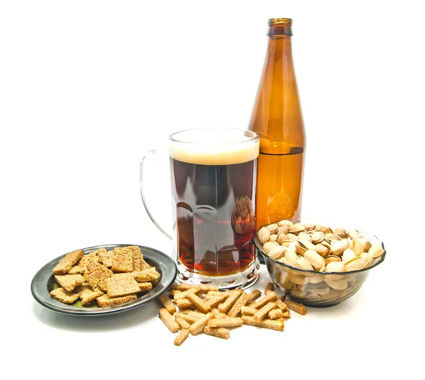 Cerveza y diferentes snacks —  Fotos de Stock