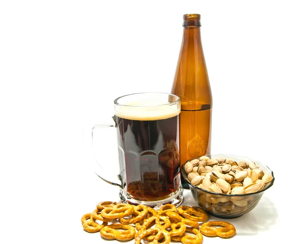 Alguns pretzels e pistácios com cerveja — Fotografia de Stock