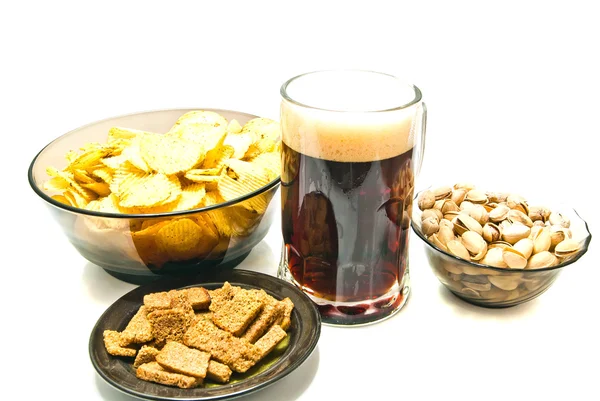 Dunkles Bier und Snacks — Stockfoto