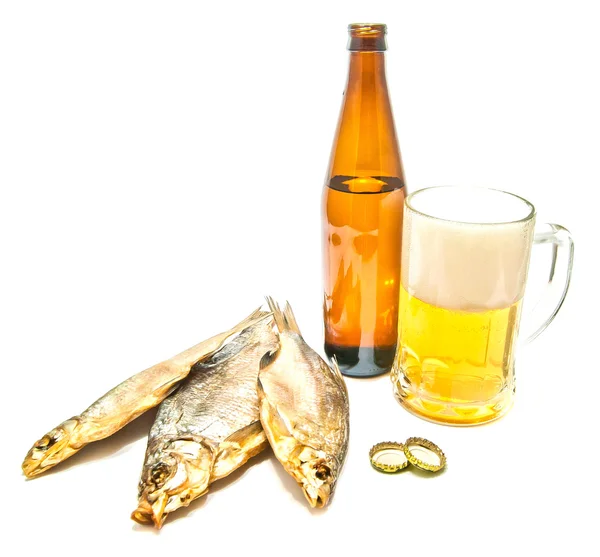 Bière et trois stocks de poisson gros plan — Photo
