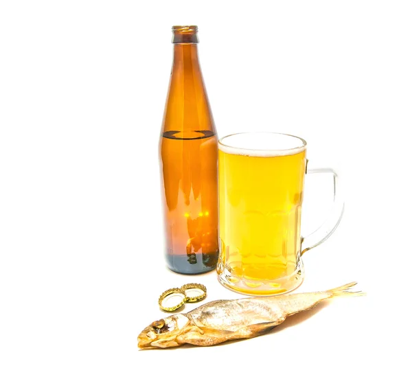 Bière légère et poisson de stock salé sur blanc — Photo