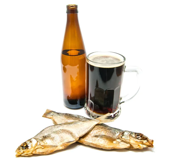 Две рыбки и темное пиво крупным планом — стоковое фото