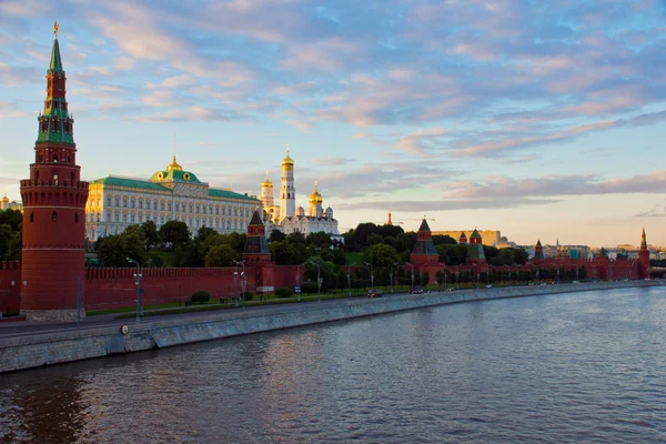 Ufer des Moskauer Flusses mit Blick auf den Kreml — Stockfoto