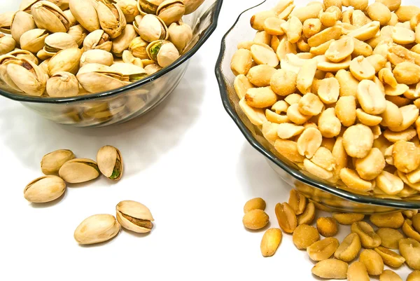 Dos platos con nueces en blanco — Foto de Stock