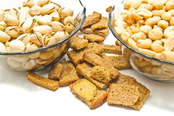 Dos platos con sabrosas nueces y galletas saladas — Foto de Stock