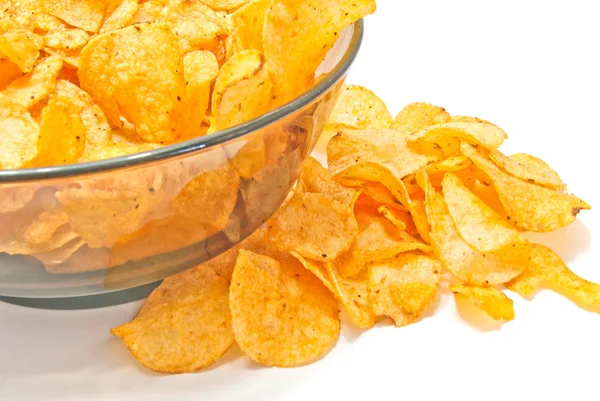 Leckere Kartoffelchips auf Weiß — Stockfoto