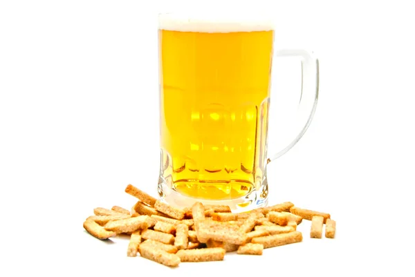 Hrnek na pivo a brambůrky na bílém pozadí — Stock fotografie