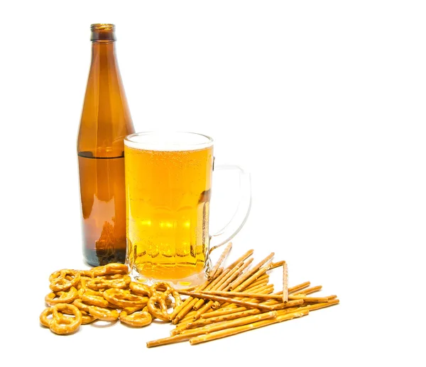 Leichtes Bier und Cracker — Stockfoto