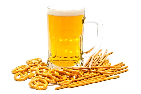 Grissini, pretzel e birra su bianco — Foto Stock