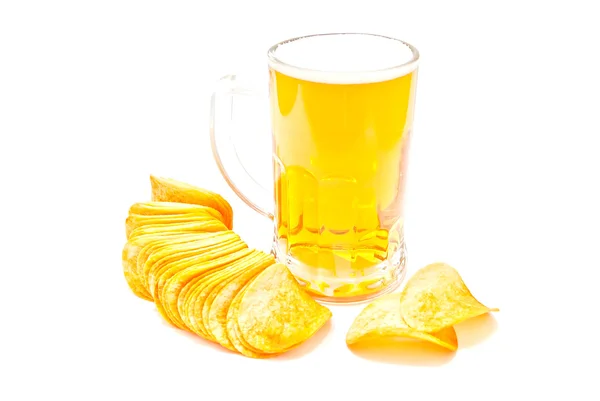 Chips und Bier im Glas — Stockfoto