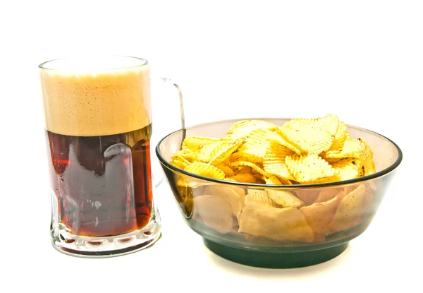 Nahaufnahme dunkles Bier und Chips — Stockfoto