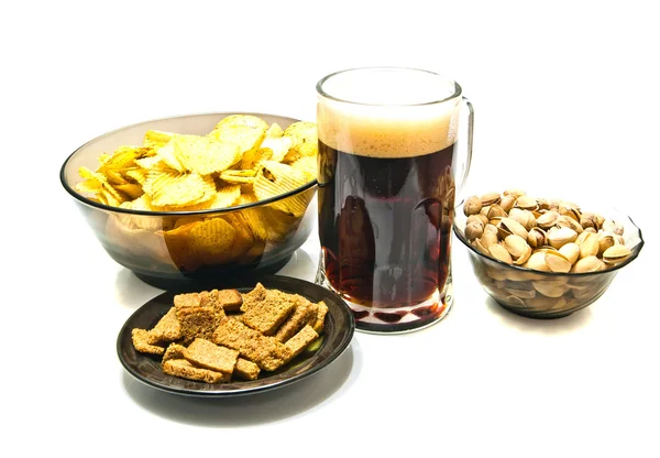 Verschiedene Snacks und dunkles Bier — Stockfoto