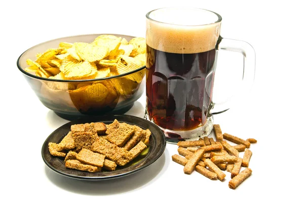 Snacks y cerveza oscura —  Fotos de Stock