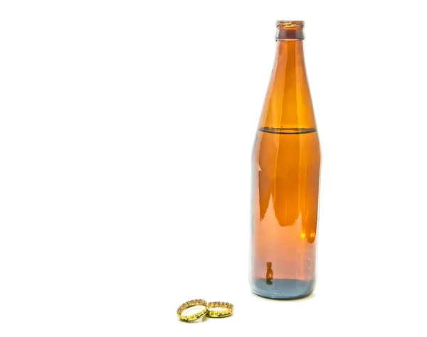 Botella única de cerveza y tapas de primer plano — Foto de Stock