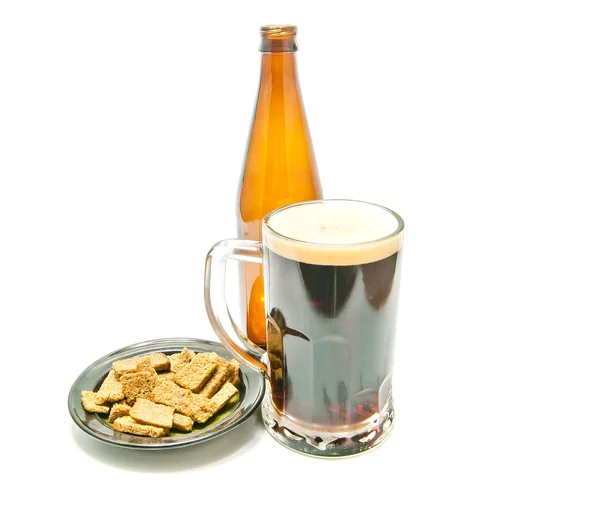 Dark beer and rye crackers — Stock Photo, Image