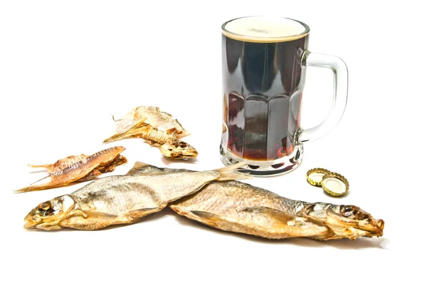 Cerveza oscura y primer plano del pez stockfish — Foto de Stock