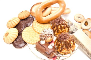 Beyaz arka plan üzerinde çay için farklı tatlılar