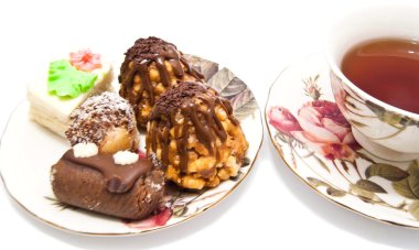 Beyaz üzerine farklı lezzetli kek