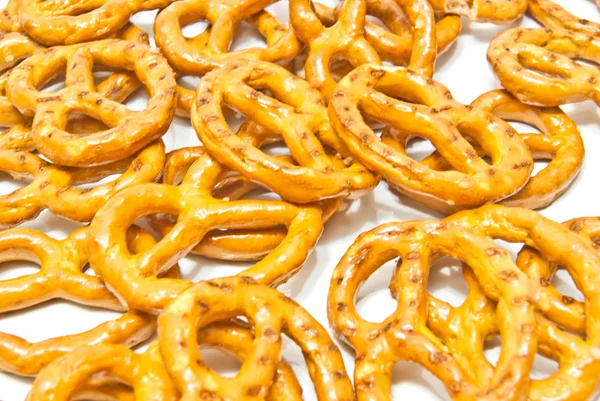 Pretzels salgados sobre fundo branco — Fotografia de Stock