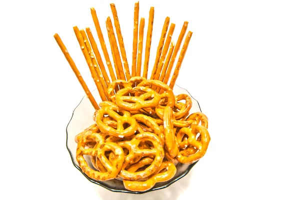 Alguns saborosos pretzels salgados e breadsticks — Fotografia de Stock