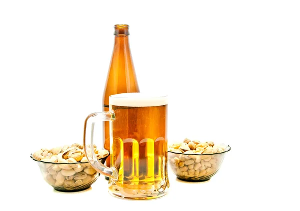 Erdnüsse, Pistazien und Bier in Nahaufnahme — Stockfoto