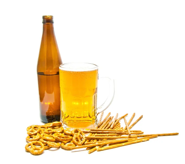 Cerveja leve e crackers closeup — Fotografia de Stock