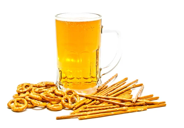 Bretzels savoureux, bâtonnets et bière — Photo