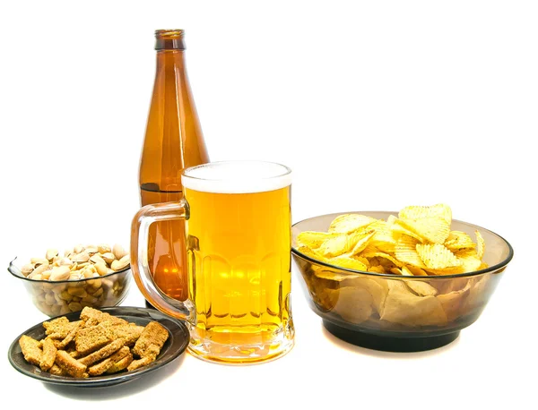 Verschiedene Snacks und leichtes Bier in Nahaufnahme — Stockfoto