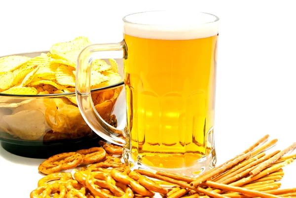 Gustosi pretzel, grissini, patatine fritte e birra — Foto Stock