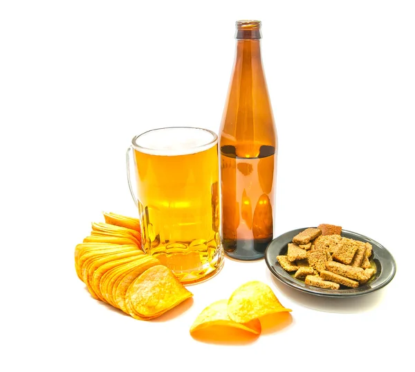 Пиво, чипсы и ржаные крекеры вблизи — стоковое фото