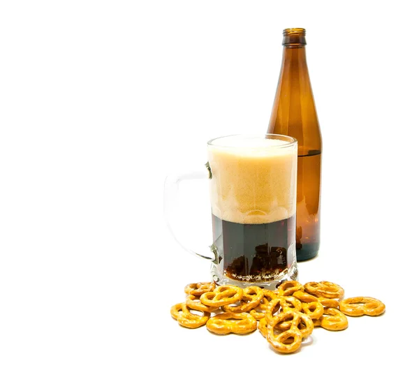 Cerveja escura e pretzels — Fotografia de Stock