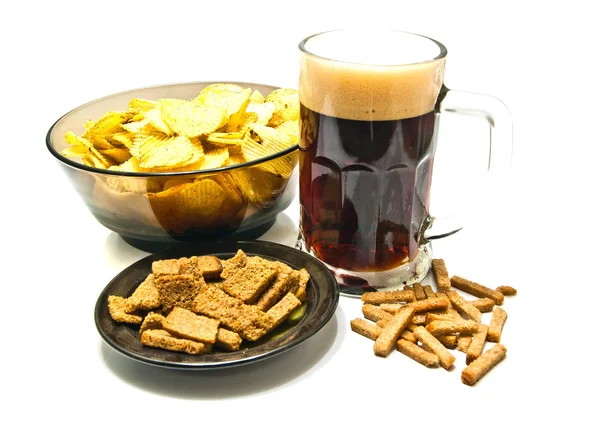 Snacks und dunkles Bier in Nahaufnahme — Stockfoto