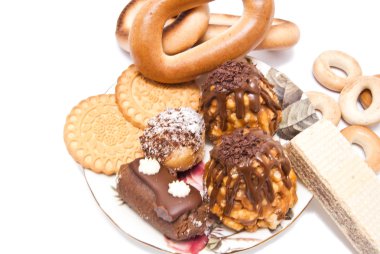 beyaz üzerine birçok farklı tatlılar