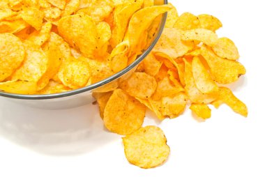 Beyaz bir kase içinde patates cipsi