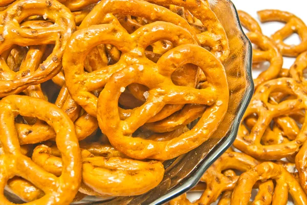 Gezouten pretzels op een plaat-closeup — Stockfoto