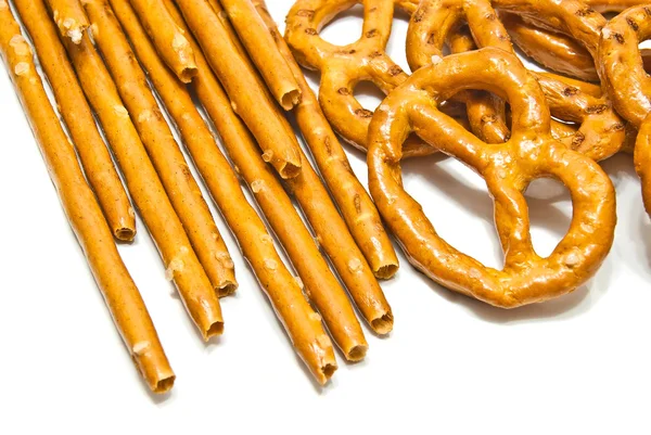 Breadsticks och saltat pretzels närbild — Stockfoto